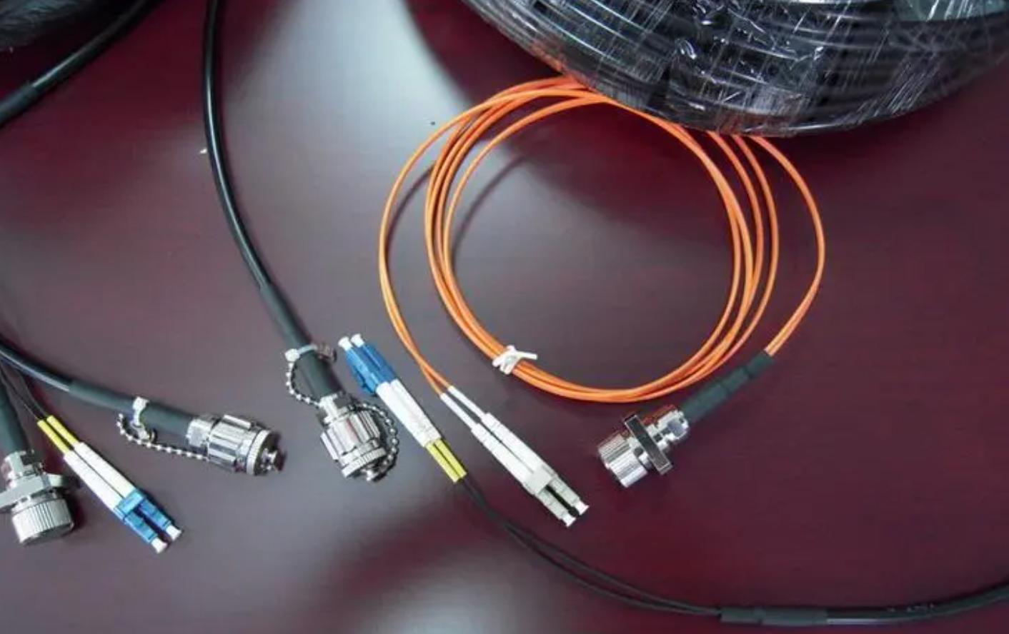 主动式光纤连接器的构造是？其有何性能特点？